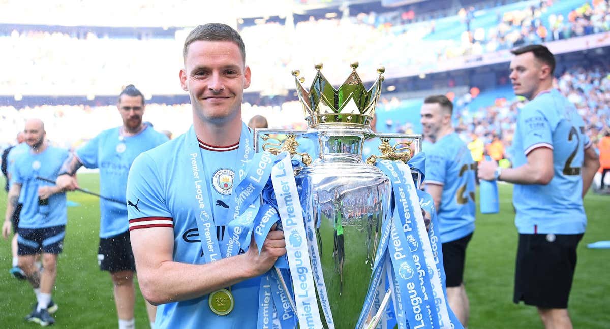 Sergio Gómez con el título de la Premier League. /REUTERS