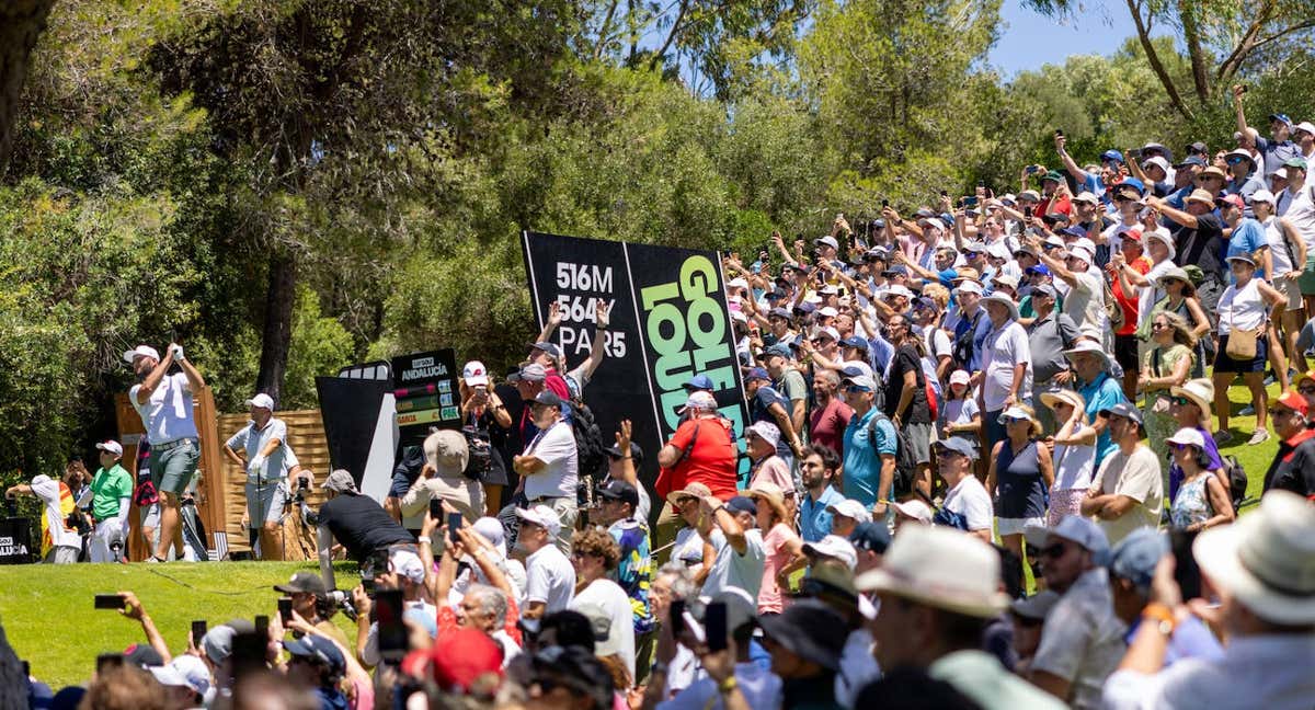 Miles de personas siguen a diario el recorrido junto a Jon Rahm. /LIV GOLF