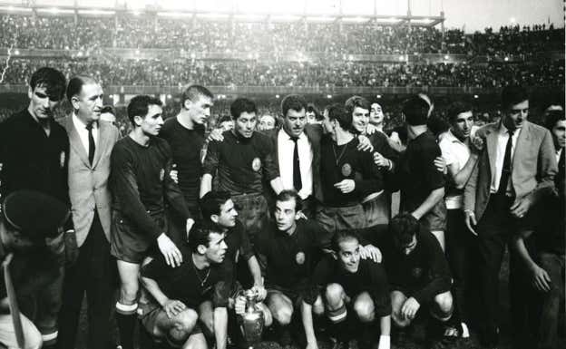 La selección de 1964, con Iribar entre ellos, celebrando en el Bernabéu la Eurocopa.  ABC