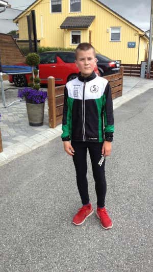 Jakob Ingebrigtsen, de niño tras un entrenamiento.  TWITTER NGEBRIGTSEN