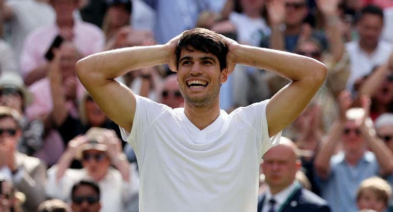 Carlos Alcaraz celebra su triunfo en Wimbledon.