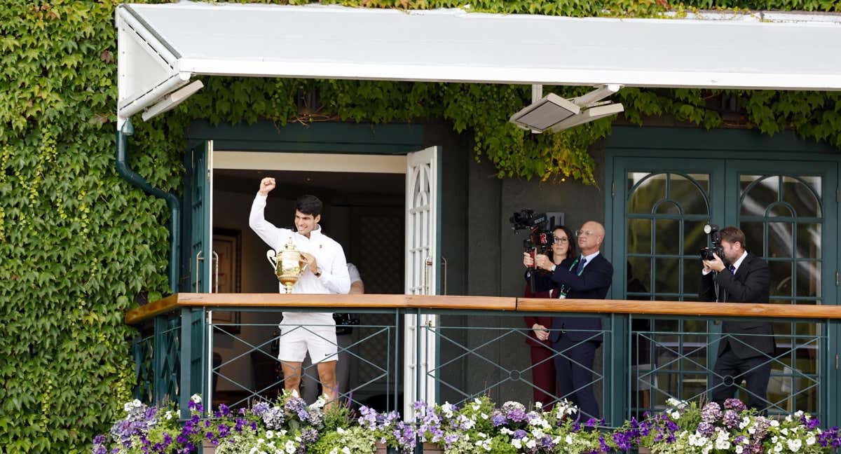 Carlos Alcaraz festeja junto a los aficionados su título en Wimbledon. /EFE/EPA/TOLGA AKMEN