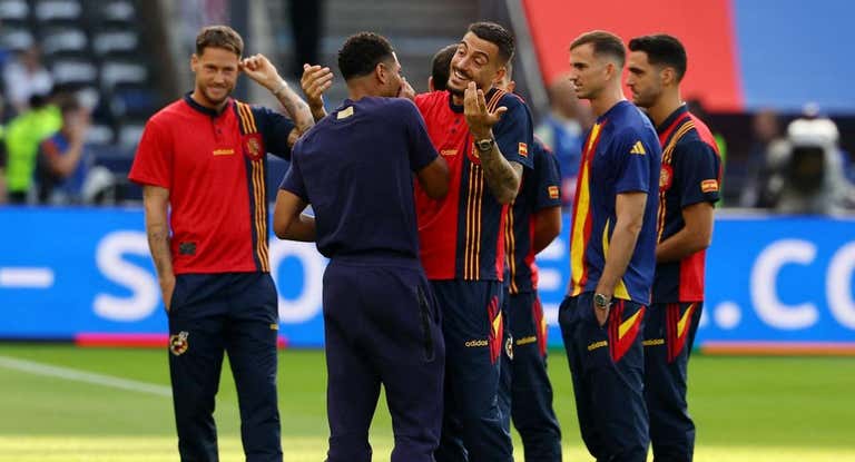 Bellingham y Joselu se saludan durante la previa de la final de la Eurocopa.