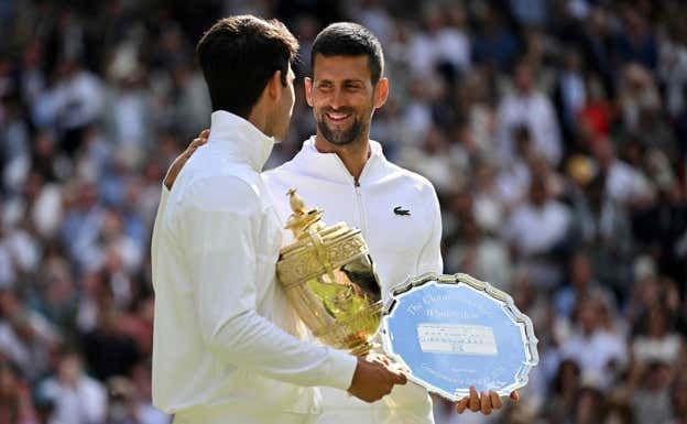 Djokovic felicita a Alcaraz tras el partido.  AFP