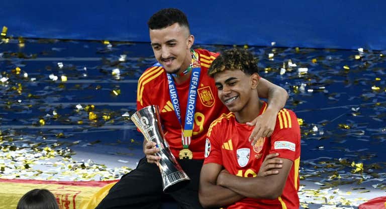 Lamine Yamal con un amigo durante la celebración de la Eurocopa.
