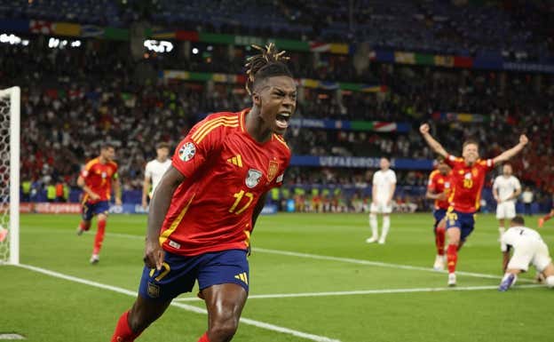 Nico Williams celebra por todo lo alto el primer gol de España en la final.  GETTY