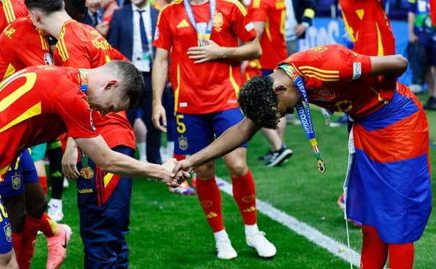 Dani Olmo y Lamine Yamal celebrando la Eurocopa. Reuters