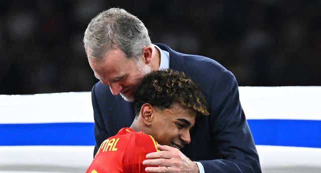 Lo que no se vio de la celebración de España: El tierno abrazo del Rey a Lamine, la soledad del derrotado Bellingham…