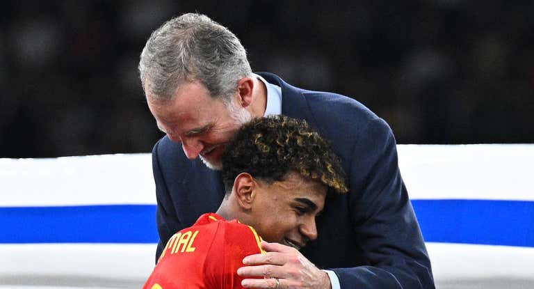 El Rey Felipe y Lamine Yamal se abrazan en la celebración de la final de la Eurocopa.