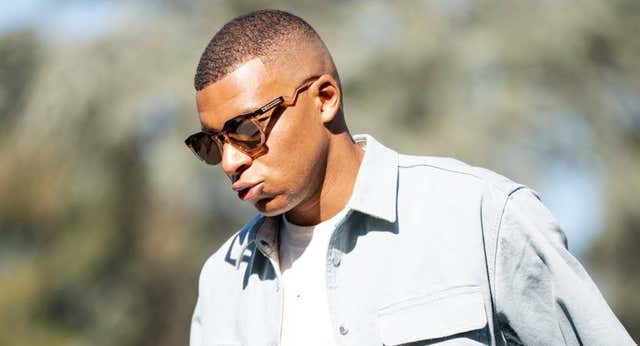 La que se va a liar hoy con Mbappé: un plan medido y el séquito más multitudinario