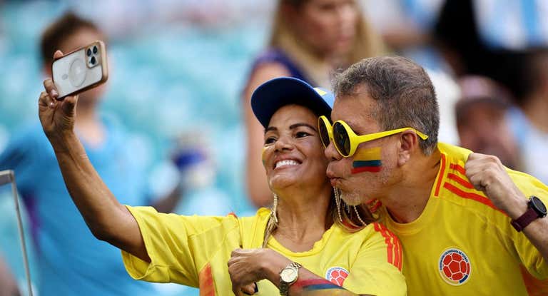 Dos aficionados colombianos en la previa del partido.