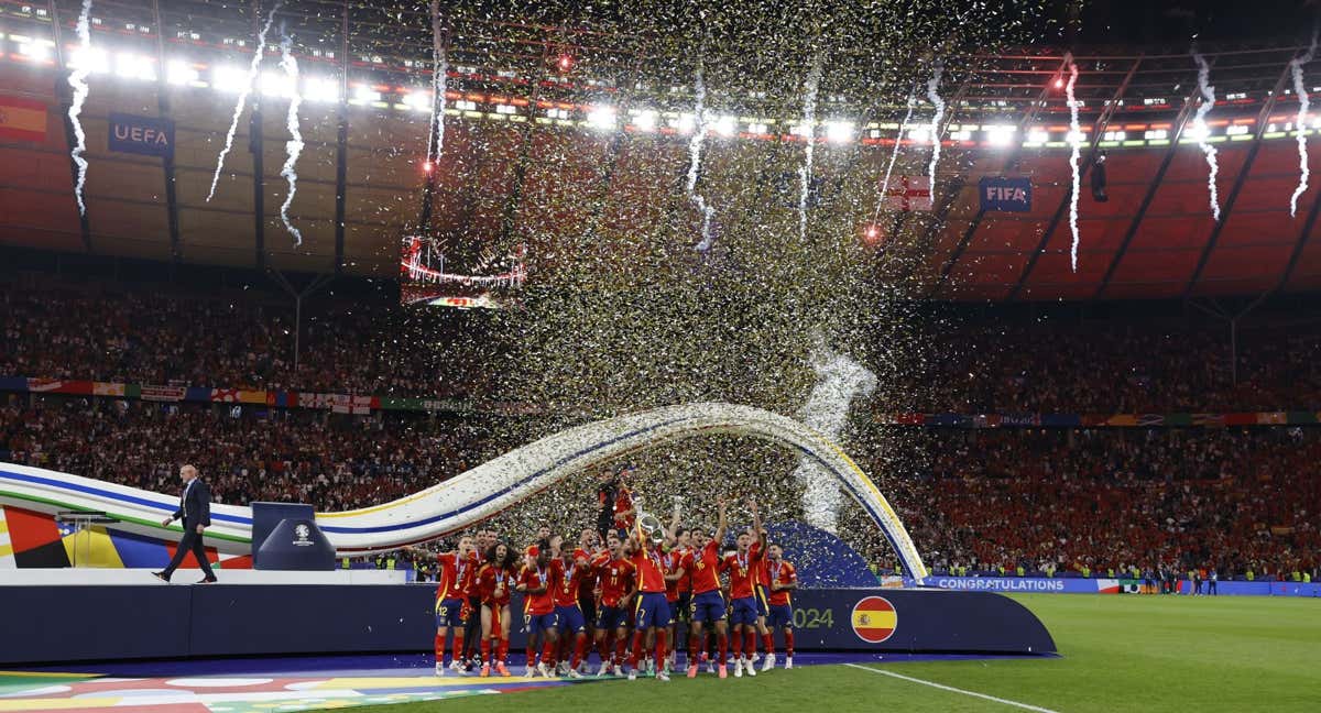 La Selección levanta la copa tras ganar a Inglaterra.