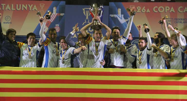 El Europa levantando la Copa Catalunya de 2015.