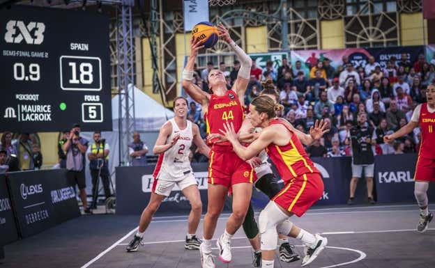 Gracia Alonso de Armiño lanzando la mítica canasta que metió a la Selección en los JJOO.  FEB