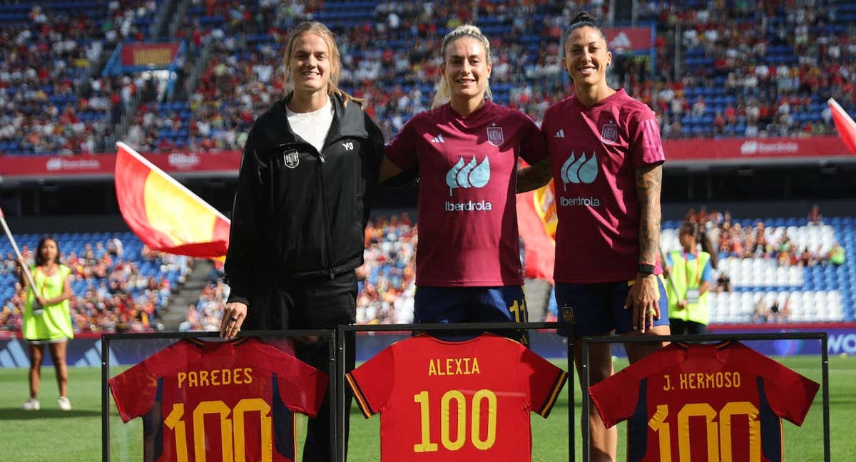 Irene Paredes, Alexia Putellas y Jenni Hermoso,  durante el homenaje recibido en Riazor. /RFEF