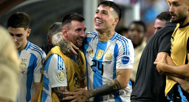 Enzo Fernández intenta sofocar el incendio en el vestuario del Chelsea por los cánticos de Argentina y su «racismo deshinibido»