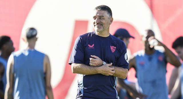 El primer esbozo de García Pimienta: 4-3-3, defensa adelantada y confianza del club