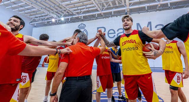 Scariolo pone a Juancho Hernangómez y a Álex Abrines entre algodones: “Han hecho una parte bastante reducida del entrenamiento, pero confío en que estén en París”