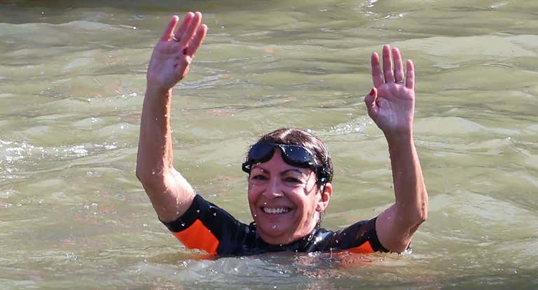 Anne Hidalgo, alcaldesa de París en el Senna.