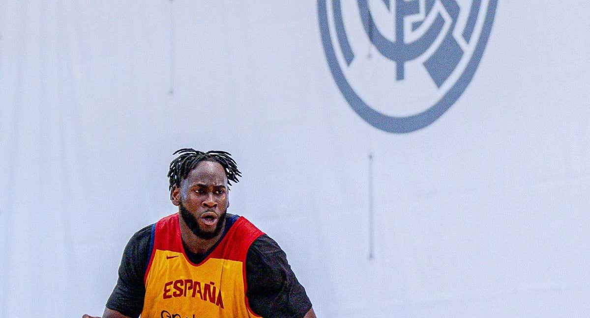 Umsan Garuba trabaja con España con el escudo del Madrid de fondo./FEB