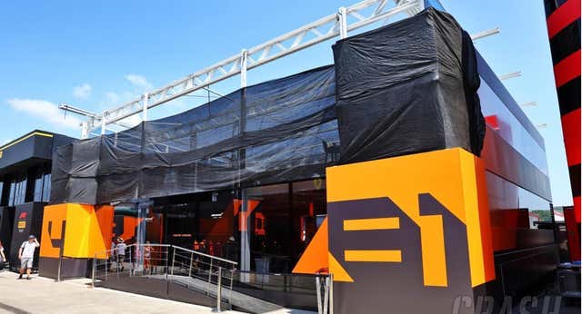 Primero un incendio y ahora una tormenta: Mclaren pierde el techo de su motorhome