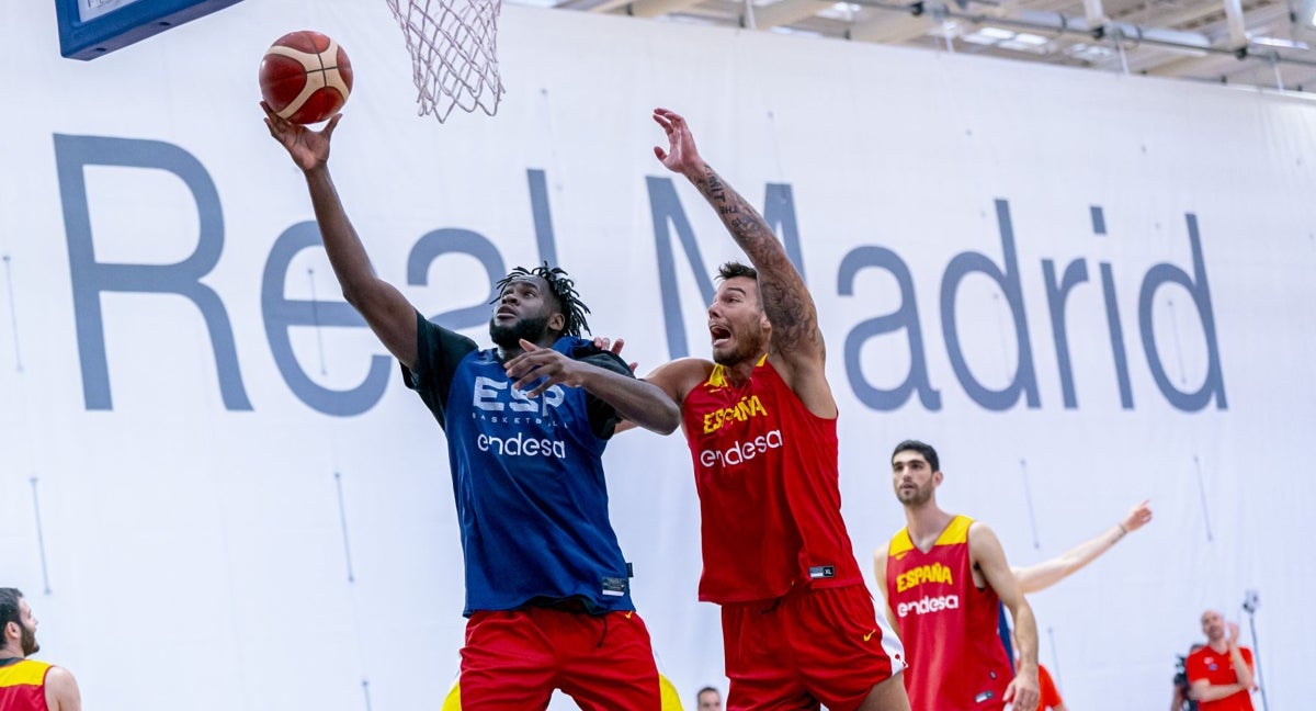 Usman Garuba intenta anotar ante Willy Hernangómez.