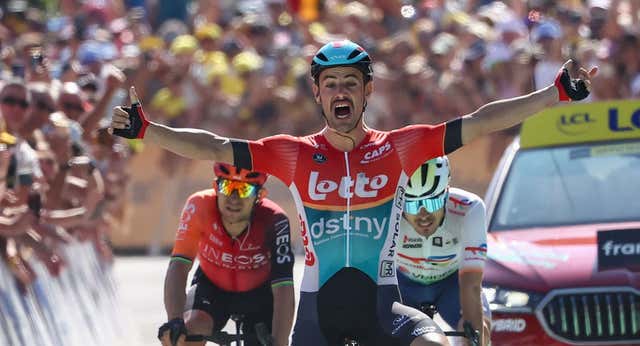 Pogacar sigue líder del Tour tras una etapa coronada por Campenaerts