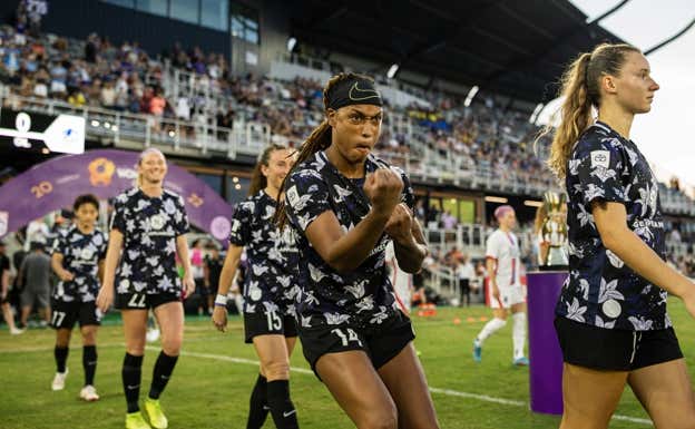Las jugadoras del Racing Louisville saliendo al campo.  IMÁGENES CEDIDAS