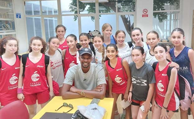 Chris Bosh junto a los participantes en el Campus Calderón.