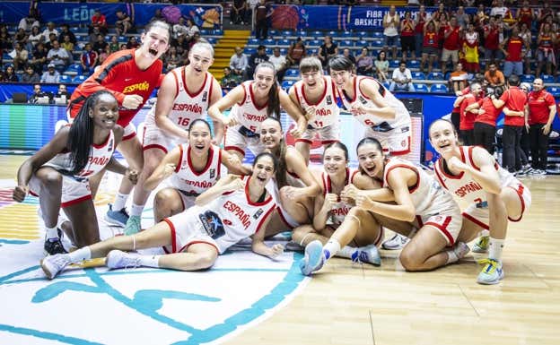 Las jugadoras de la selección Sub-17 celebran el pase a la final. FIBA