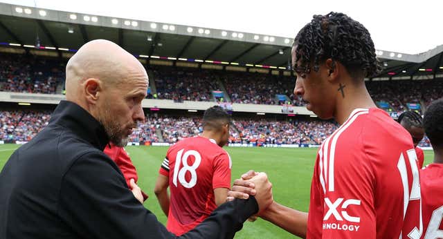 Las 48 horas que sirvieron a Leny Yoro para debutar y encandilar: “Sus piernas demuestran que son capaces de sacar al United de problemas”