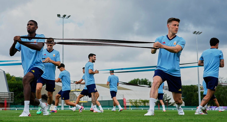 La Selección española de fútbol entrenando para su debut en los JJOO