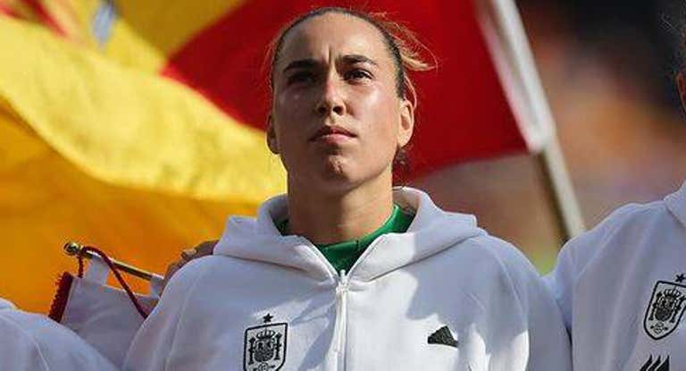 Cata Coll, junto a Alexia Putellas y Ona Batlle, durante el inicio de partido entre España y Bélgica en Riazor antes de que la Selección pusiera rumbo a los Juegos Olímpicos.
