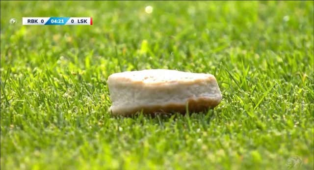El fútbol noruego, en pie de guerra contra el VAR con la lluvia de… pasteles de pescado: «La desobediencia civil es el último recurso»