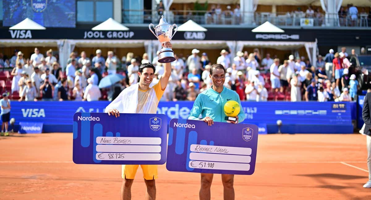 Nuno Borges y Rafael Nadal, durante la ceremonia de premios del torneo de Bastad. /EFE