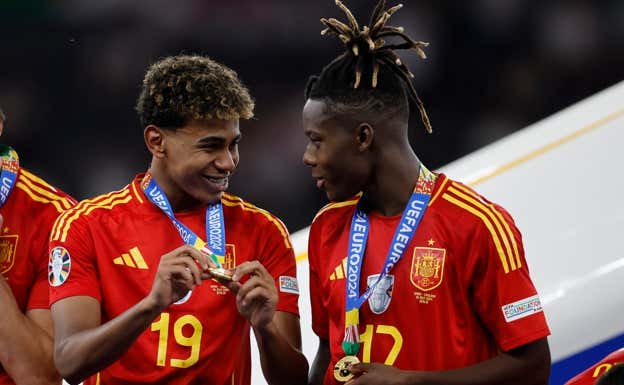 Lamine Yamal junto a Nico Williams, otra de las bajas.  EFE