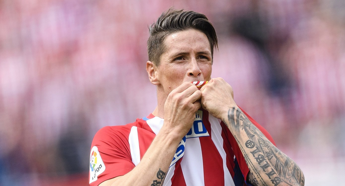 Fernando Torres besando el escudo del Atlético de Madrid. /@Torres