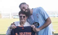 La presentación más especial de Borja Iglesias con un Panda y la emoción de su abuela: «Sufrí mucho»