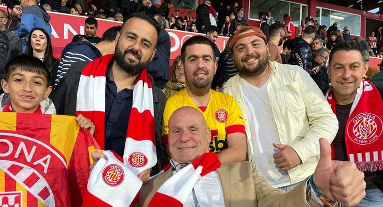 La peña del Girona de Perpignan con Gregory, el segundo por la izquierda.