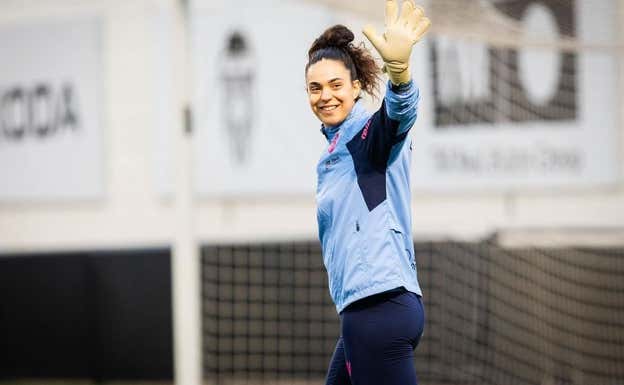 María Valenzuela saludando a la afición.  LEVANTE UD