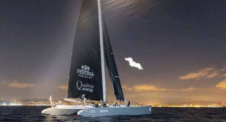 El Victoria patroneado por Álex Pella a su llegada a Barcelona.