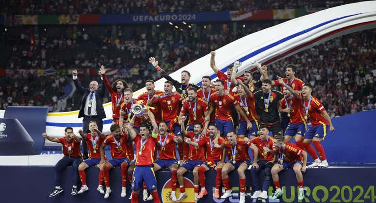 Morata alza al cielo de Alemania el trofeo de la Eurocopa 2024.