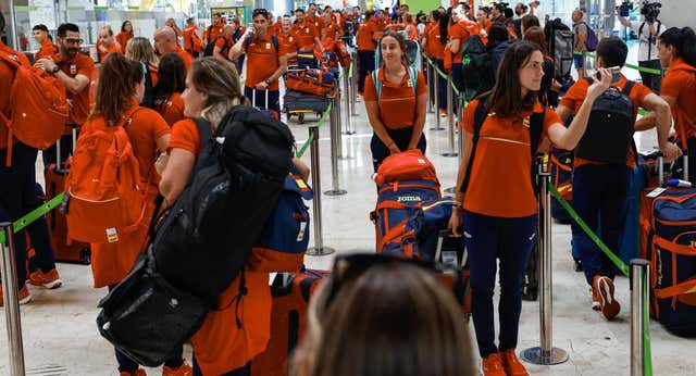 España aterriza en París cargada de optimismo: «Solo pensamos en las medallas»