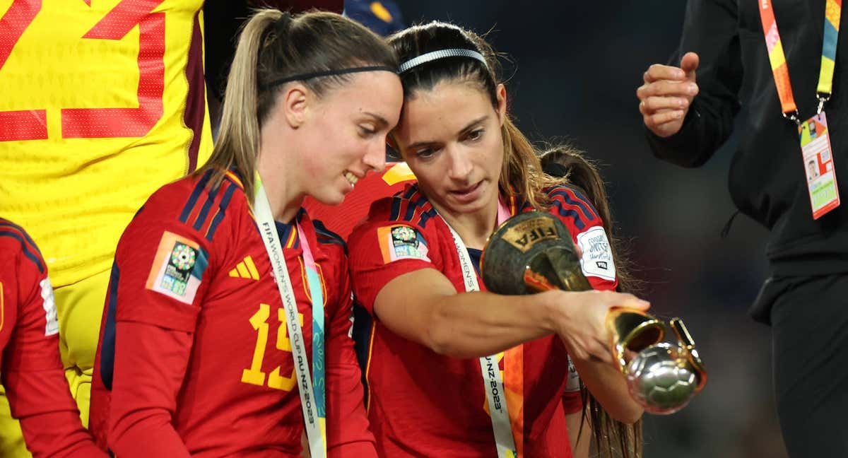 Eva Navarro y Aitana Bonmatí, durante la ceremonia de entrega de premios del Mundial. /Getty