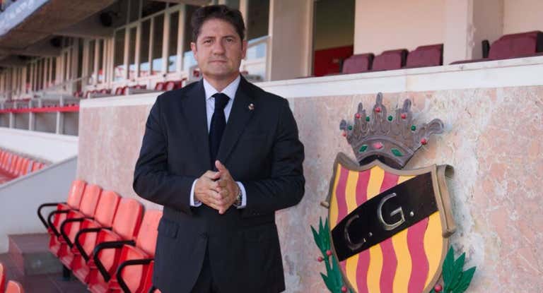 Lluis Fàbregas posando como nuevo presidente del Nàstic
