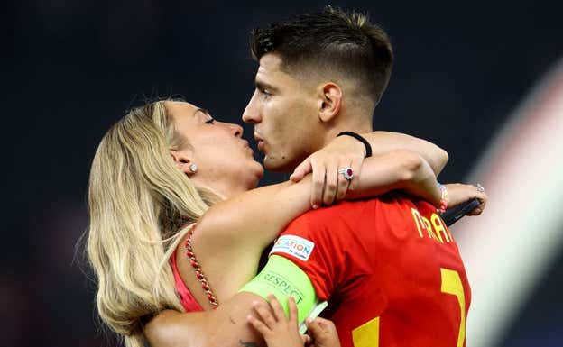 Morata junto a Alice Campello, su mujer. REUTERS