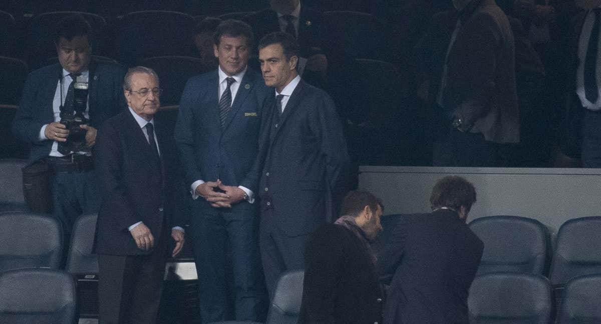 Florentino Pérez y Pedro Sánchez, en el palco del Santiago Bernabéu.