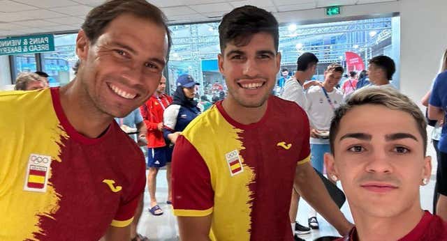 Rafa Nadal y Carlos Alcaraz provocan la primera avalancha en la Villa: “¡Miren quién está aquí!”