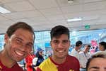 Rafa Nadal y Carlos Alcaraz provocan la primera avalancha en la Villa: «¡Miren quién está aquí!»
