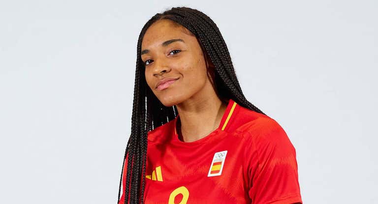 Salma Paralluelo, jugadora de la Selección, en una sesión oficial de fotos.